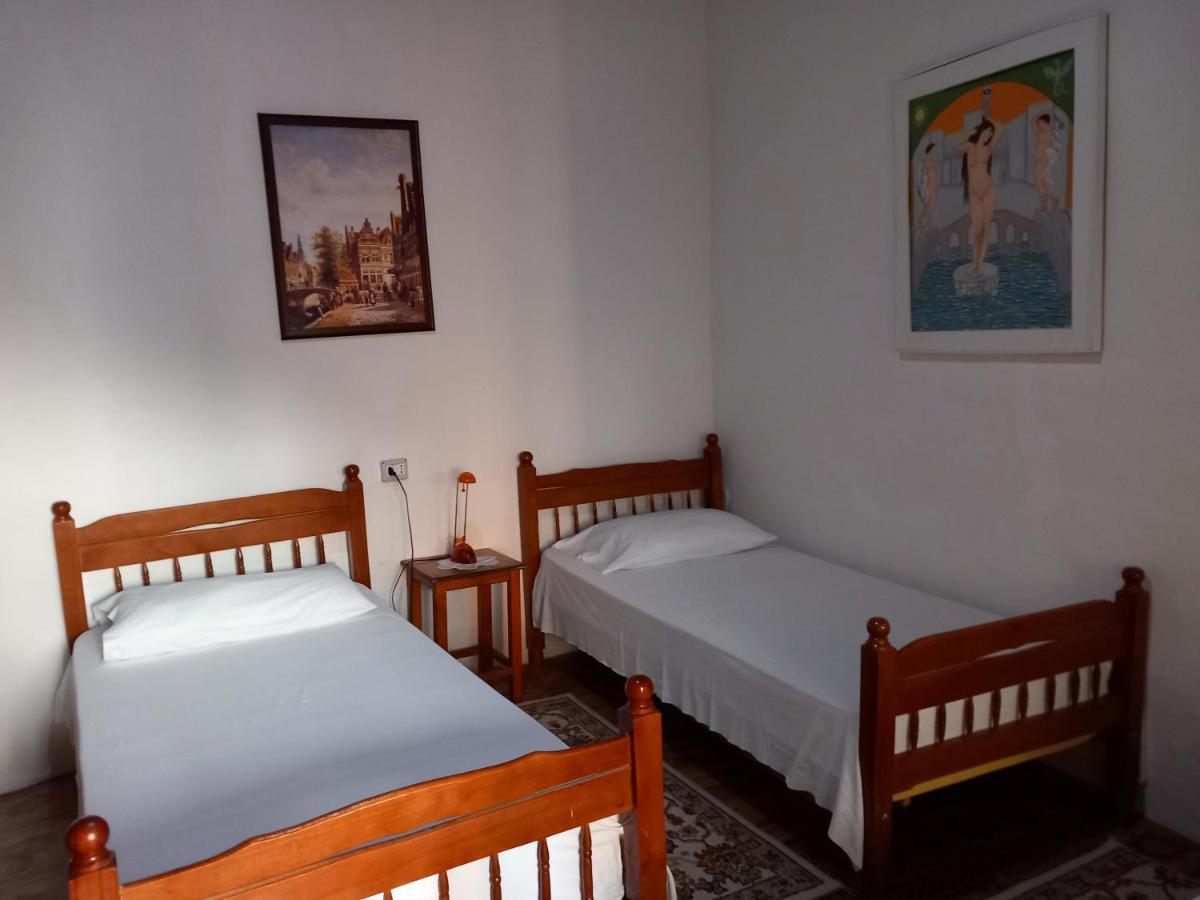 Guesthouse & Hostel Lorenc เบราท ภายนอก รูปภาพ